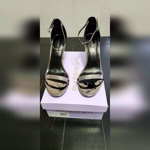 Madden Girl Brazen Chrome Heels Sz 9